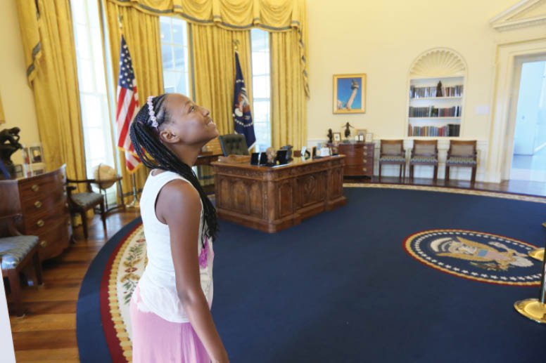 Girl_in_Clinton_Presidential_Center_Oval_Office1_-_Photo_Courtesy_of_the_Clinton_Foundation.jpg