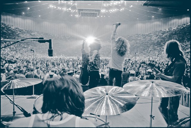 Led_Zeppelin_Photo_Chuck_Boyd_(c)_Mythgem_Ltd_cc_blueandblack.jpg