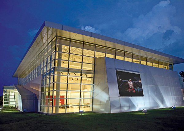Hnedak Bobo's sleek Clark Opera Memphis Center
