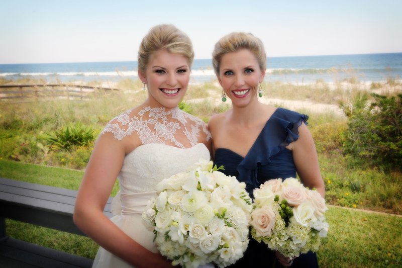 The bride with her sister, Barclay Kuntz Bowen. 